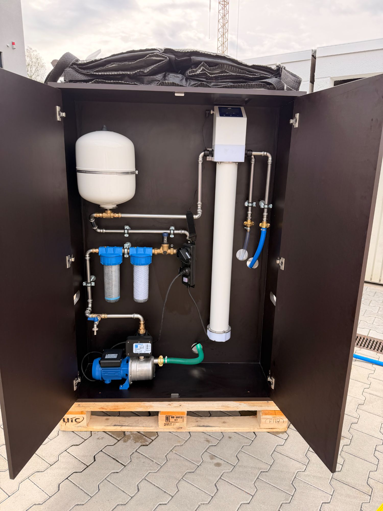 PRO Keimfrei Aufbereitungseinheit im geöffneten Schrank: Pumpe, Filter, UV-Einheit